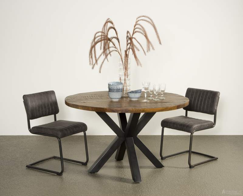 ronde eettafel met twee stoelen