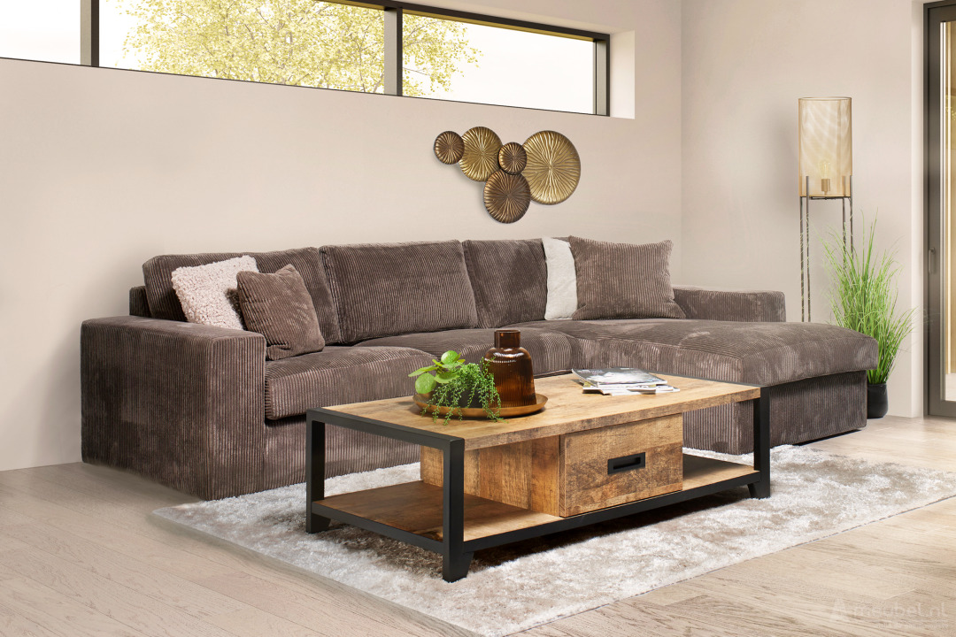 Loungebank Leiden met longchair in een moderne woonkamer met houten salontafel en lichte muren.