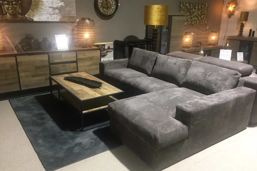 Loungebank Leiden met longchair in een moderne woonkamer met houten salontafel en lichte muren. – foto 3 – A-meubel