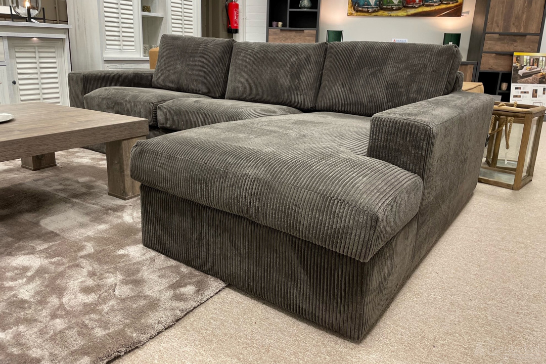 Loungebank Leiden met longchair in een moderne woonkamer met houten salontafel en lichte muren. – foto 3 – A-meubel