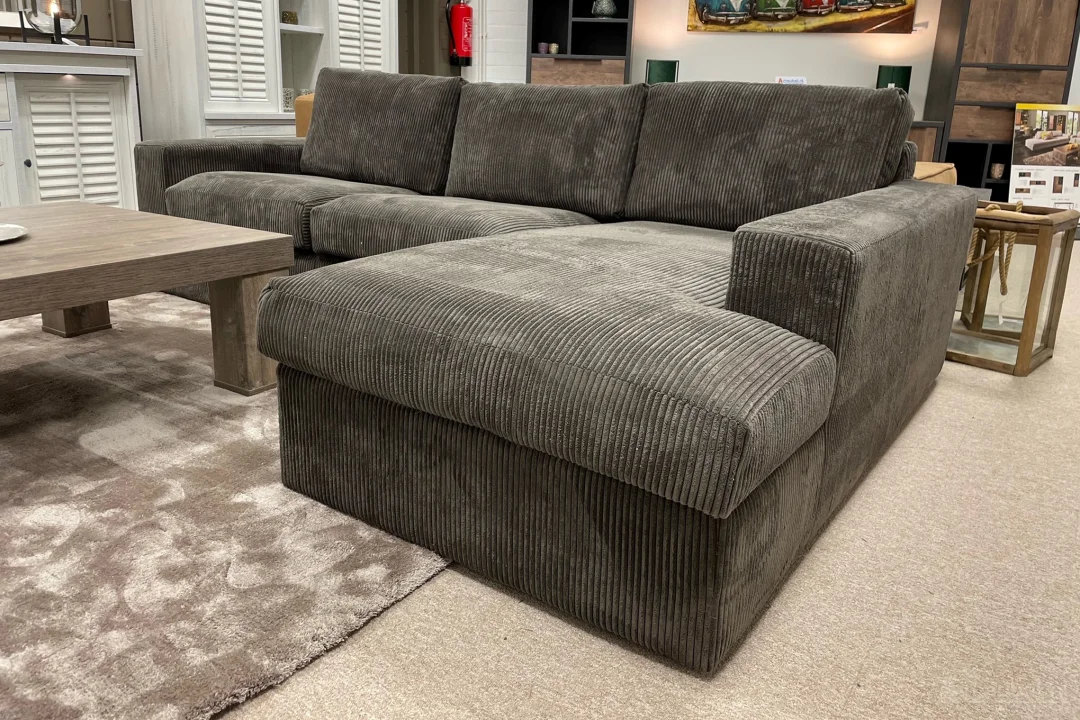Loungebank Leiden met longchair in een moderne woonkamer met houten salontafel en lichte muren. – foto 4 – A-meubel