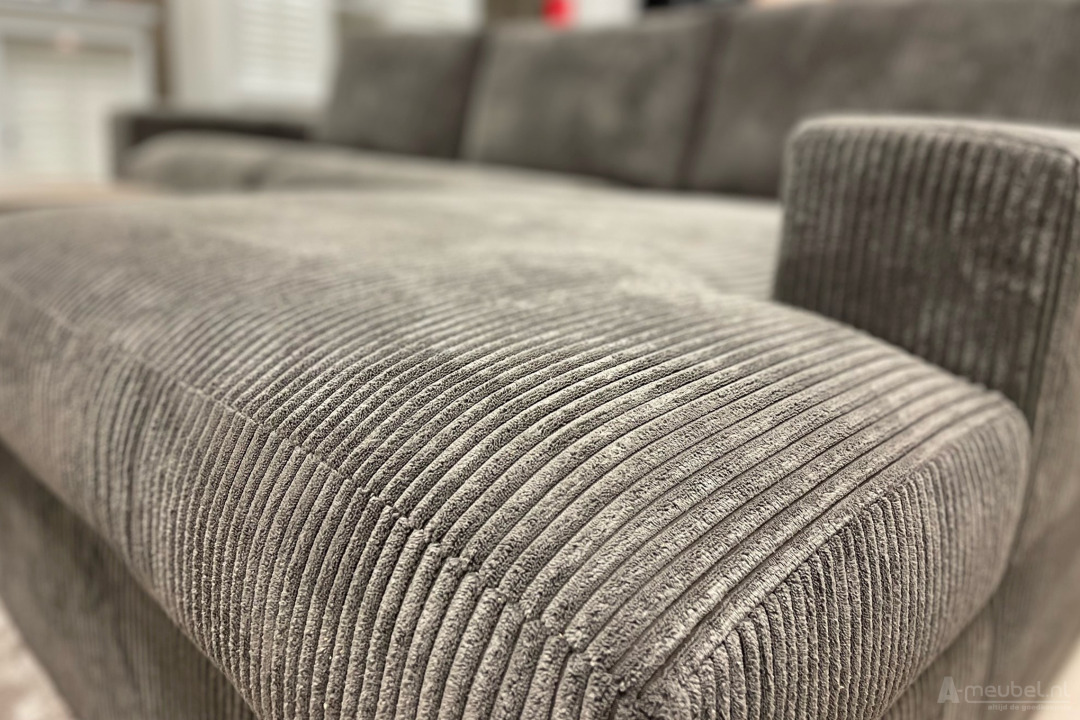 Loungebank Leiden met longchair in een moderne woonkamer met houten salontafel en lichte muren. – foto 4 – A-meubel
