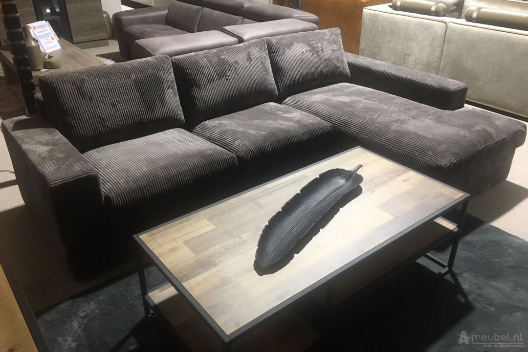Loungebank Leiden met longchair in een moderne woonkamer met houten salontafel en lichte muren. – foto 5 – A-meubel