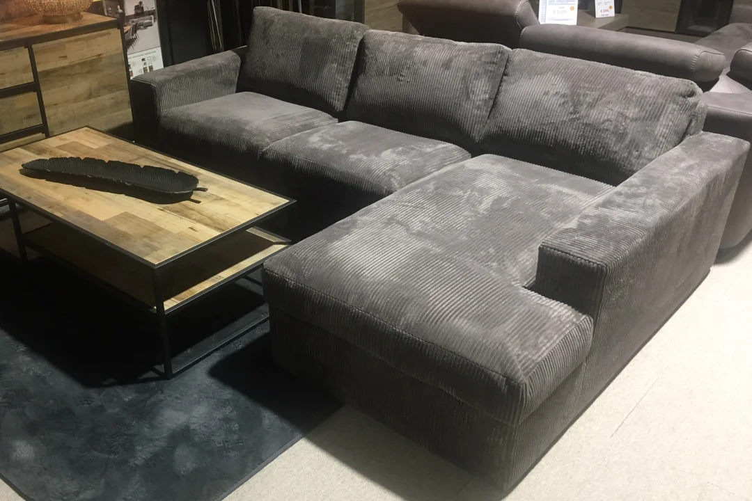 Loungebank Leiden met longchair in een moderne woonkamer met houten salontafel en lichte muren. – foto 7 – A-meubel