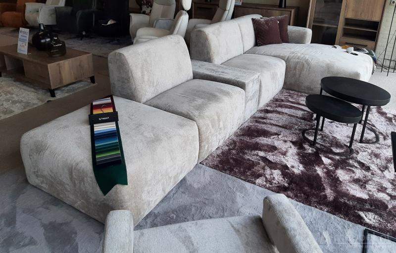 Veenendaal Pouffe + 1 zit + Gestoffeerde Tafel + 1 zit + Longchair – foto 2 – A-meubel